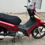 LOTE 002 - UMA MOTOCICLETA HONDA BIZ 125 EX, cor vermelha, ano/modelo 2013/2013, placas IVC8623